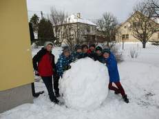 Chlapci ze 6. a 7. třídy ve sněhu